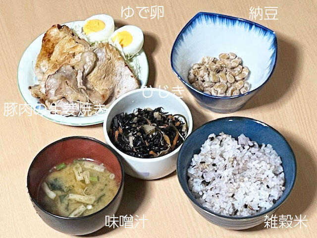 高齢者の夕食（晩ごはん）雑穀ごはん,味噌汁、納豆、豚肉の生姜焼き、ひじき、ゆで卵