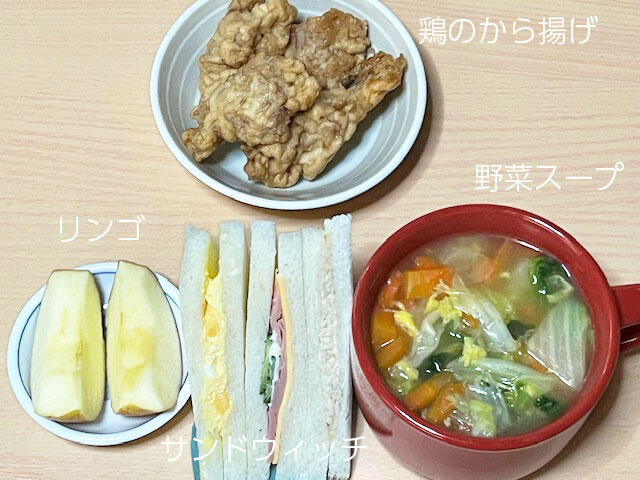 高齢者の昼食 サンドウィッチ、野菜スープ、鶏のから揚げ、リンゴ